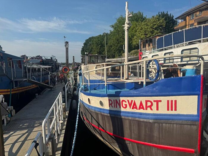 1 Bedroom House Boat For Sale In Lombard Rd, Battersea, London, SW11