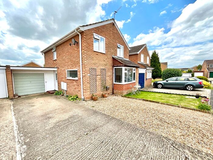 4 Bedroom Link Detached House To Rent In Champs Close, Abingdon, Oxfordshire, OX14