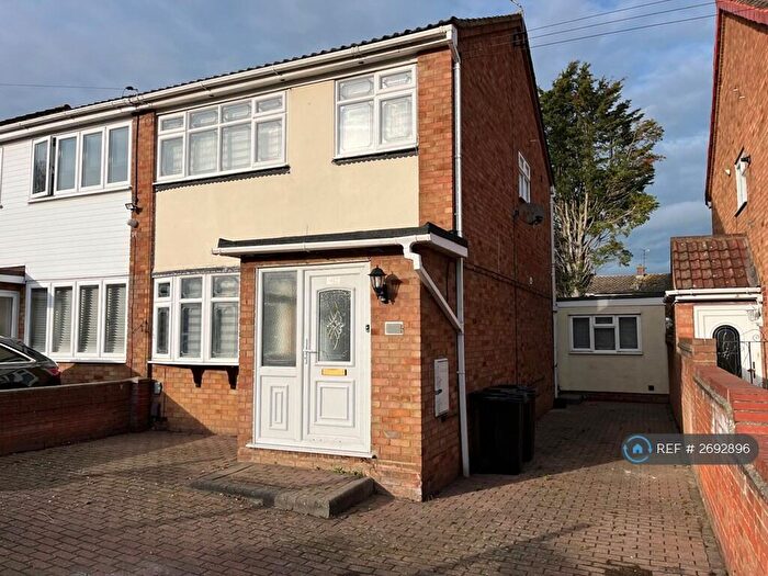 4 Bedroom Semi-Detached House To Rent In Oates Road, Romford, RM5