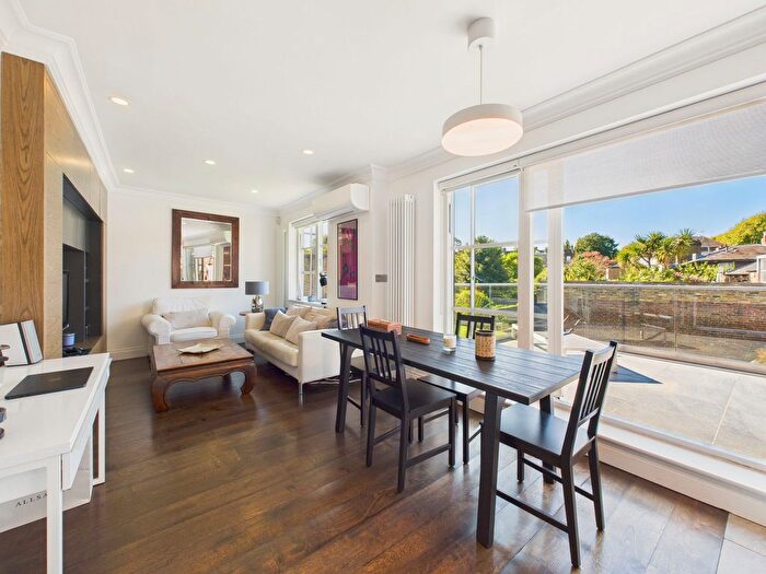 2 Bedroom Flat For Sale In Goldhawk Road, London, W6