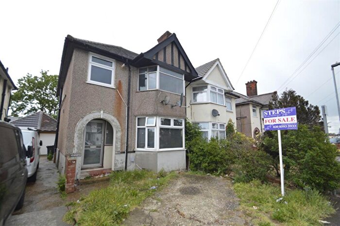 2 Bedroom Apartment For Sale In Oval Road South, Dagenham, RM10