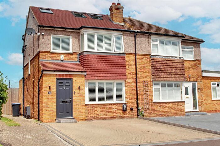 4 Bedroom Semi-Detached House For Sale In Huggins Lane, Welham Green, AL9