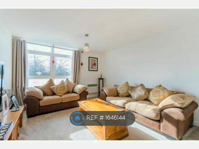 2 Bedroom Flat To Rent In Victoria Avenue, West Molesey, KT8