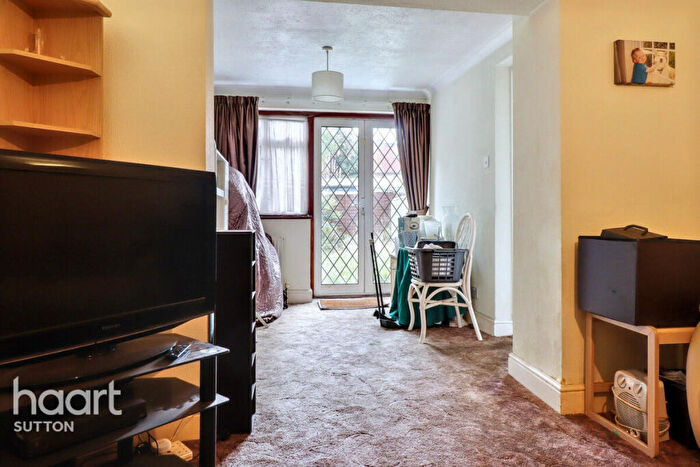 1 Bedroom Maisonette For Sale In Gander Green Lane, Sutton, SM1