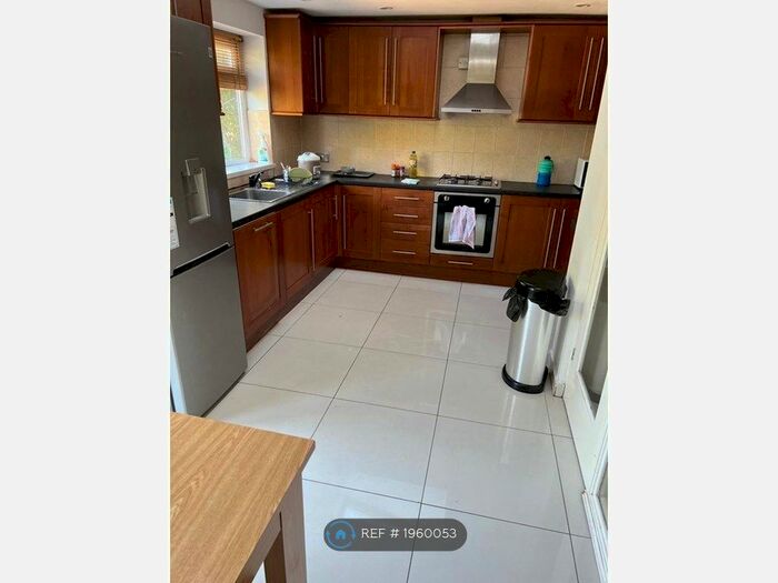 5 Bedroom Semi-Detached House To Rent In Houlditch Road, Leicester, LE2