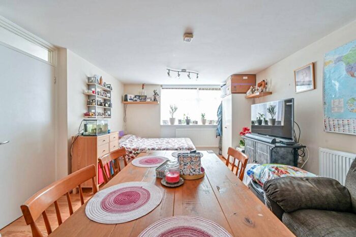 2 Bedroom Flat To Rent In . Dunheved Road, Croydon, Thornton Heath, CR7