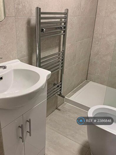 3 Bedroom Flat To Rent In Lidgett Lane, Leeds, LS17