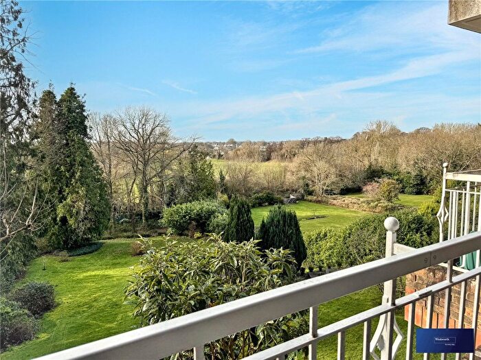 2 Bedroom Flat For Sale In Oatlands Drive, Weybridge, Surrey, KT13