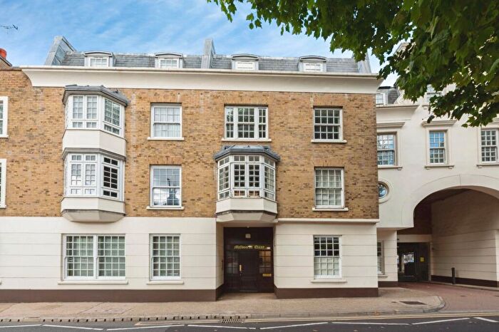 2 Bedroom Flat For Sale In West Street, Gravesend, Kent, DA11