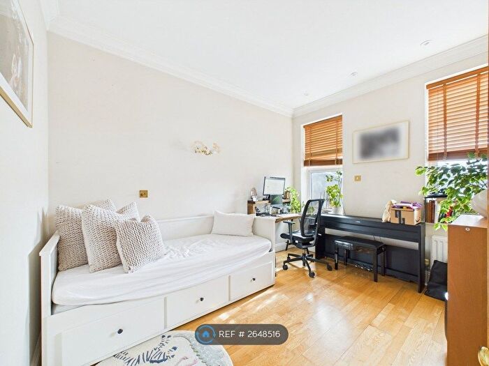 2 Bedroom Flat To Rent In Bethnal Green Road, London, E2