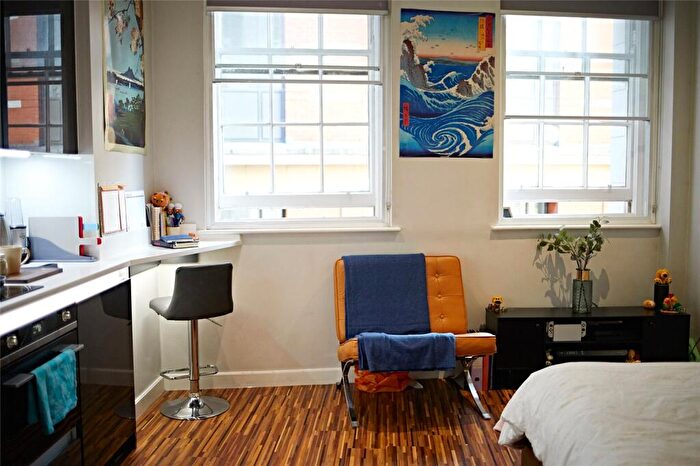 Apartment To Rent In Apt, Cross Street #, M2