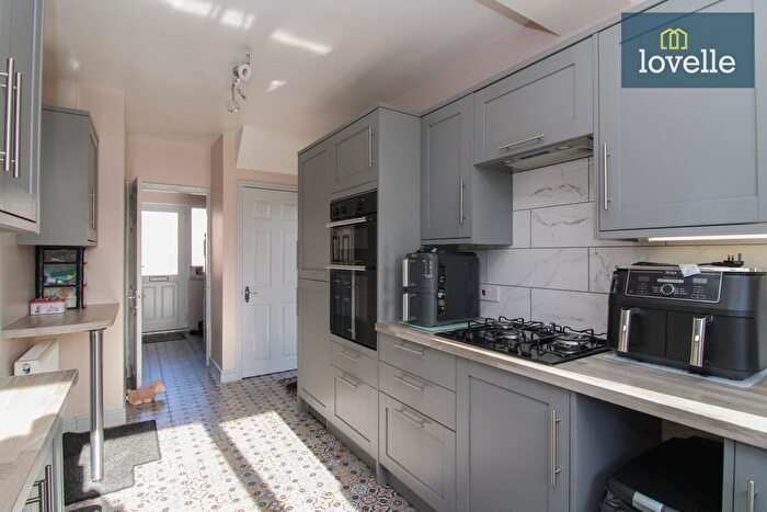 3 Bedroom Semi-Detached House For Sale In Westhill Road, Grimsby, DN34