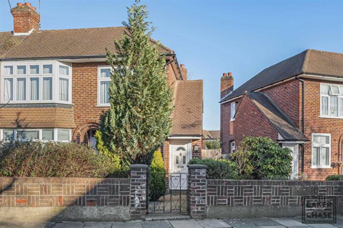 2 Bedroom Maisonette For Sale In Bicknoller Road, Enfield, EN1