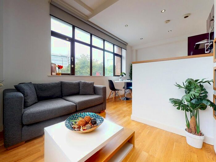 2 Bedroom Flat To Rent In Queen Street, Leeds, West Yorkshire LS1