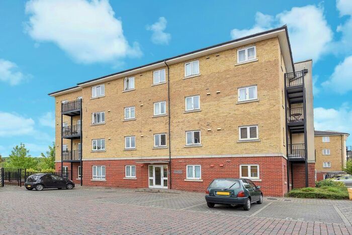 2 Bedroom Flat For Sale In High Wycombe, Buckinghamshire, HP13