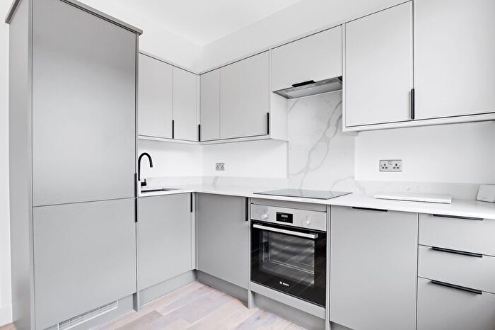 2 Bedroom Flat To Rent In Burford Road, London, SE6