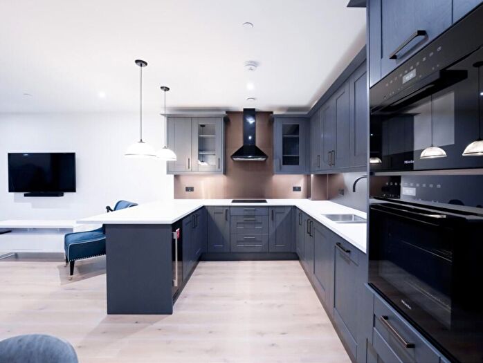 3 Bedroom Apartment To Rent In Emery Way, Wapping, E1W