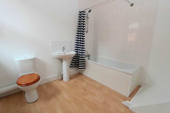 2 Bedroom Flat To Rent In Chapel Street, Petersfield, Hampshire, GU32