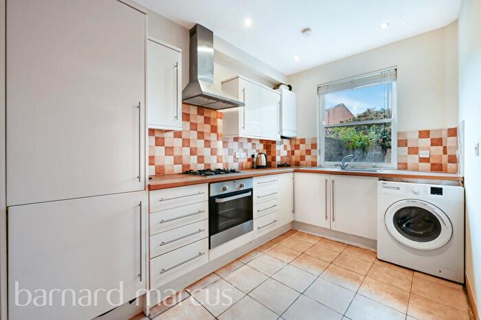 3 Bedroom Flat To Rent In Sutherland Square, London, SE17