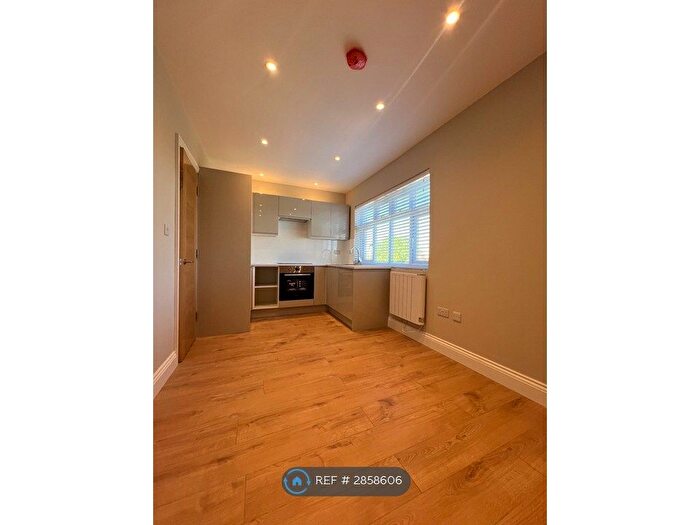 2 Bedroom Flat To Rent In High Road, London, N12