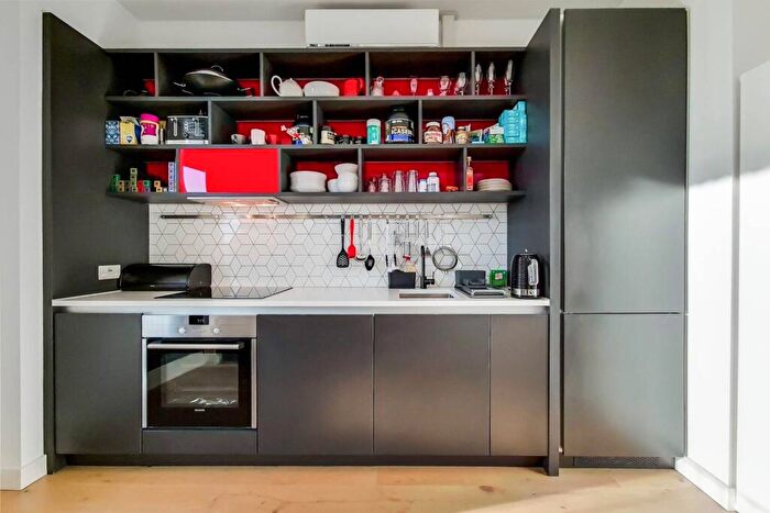 3 Bedroom Flat To Rent In Lyell Street, Canary Wharf, London, E14