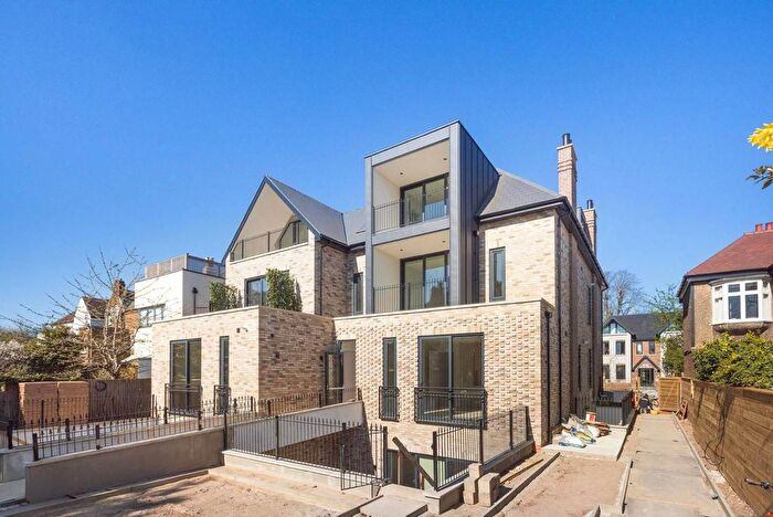 3 Bedroom Flat To Rent In Creswick Road, Acton, W3