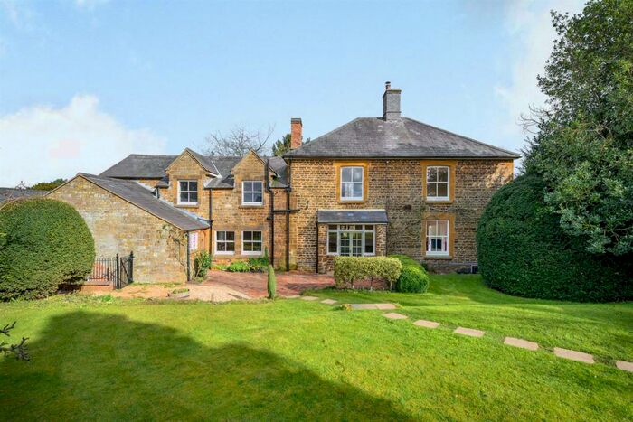 5 Bedroom Detached House For Sale In Banbury Road, Litchborough, Towcester, Northamptonshire, NN12
