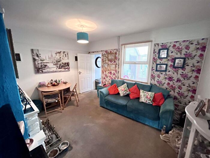 3 Bedroom Terraced House For Sale In Hearn Street, Newport, PO30