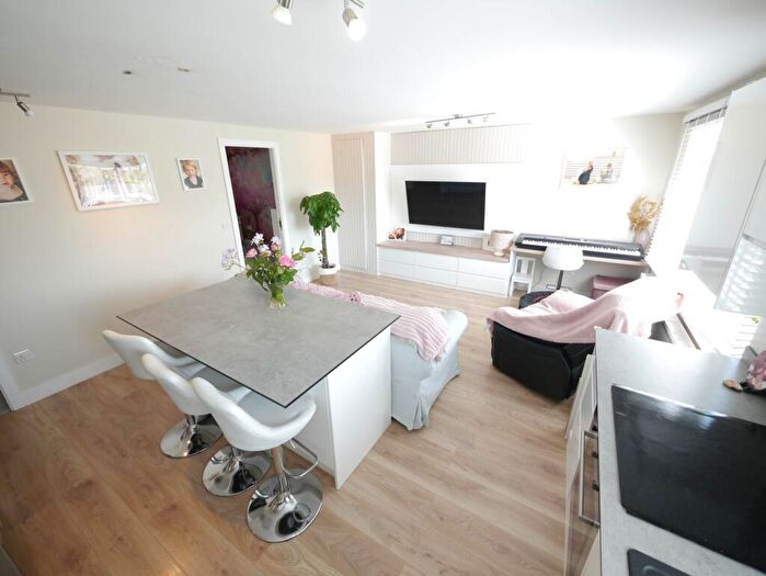 3 Bedroom Apartment To Rent In Nurseries Road, St Albans, AL4