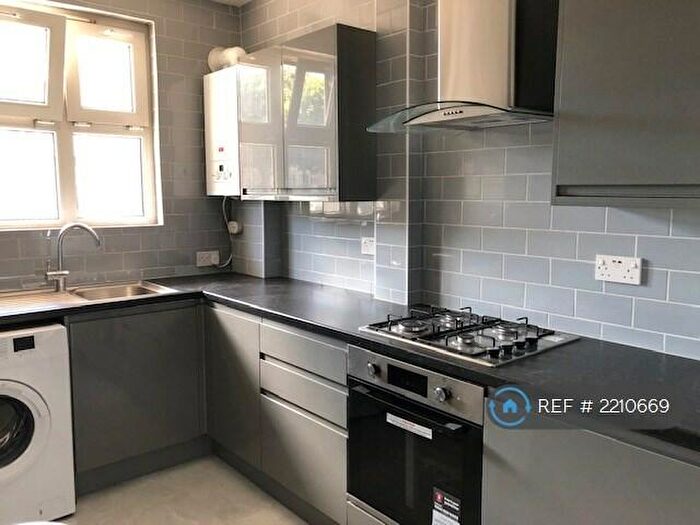 3 Bedroom Flat To Rent In Old Bethnal Green Road, London, E2
