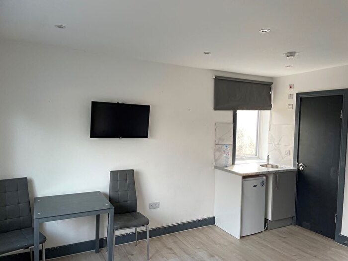 Studio To Rent In Fawns Manor Road, Feltham, TW14
