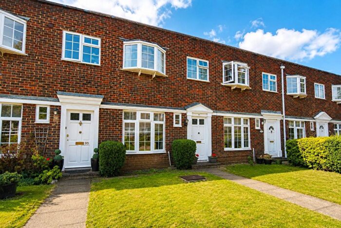 3 Bedroom Property For Sale In Shaftesbury Crescent, Staines-Upon-Thames, TW18