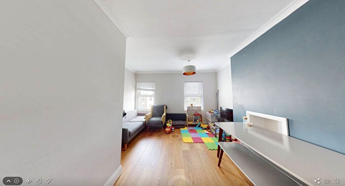 2 Bedroom Flat To Rent In Uxbridge Road, Shepherds Bush, W12