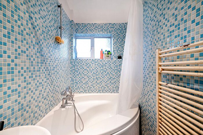 1 Bedroom Flat For Sale In Marnham Avenue, London, NW2
