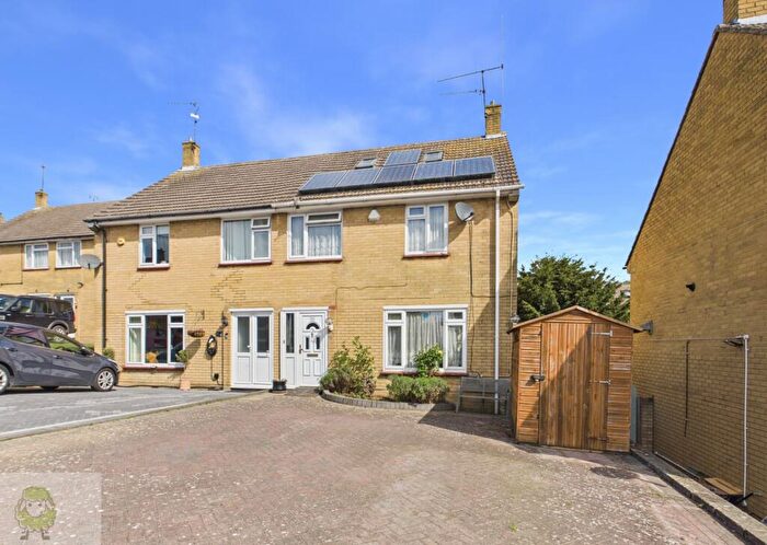 3 Bedroom Semi Detached House For Sale In Charles Drive, Cuxton, Rochester, ME2