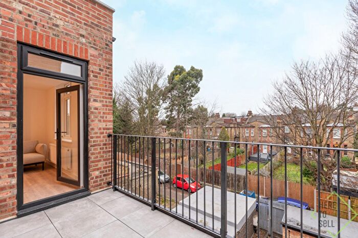 2 Bedroom Flat To Rent In Solent Lodge, Green Lanes, Palmers Green, London, N13