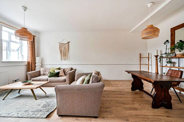 1 Bedroom Flat To Rent In Meadrow, Godalming, GU7