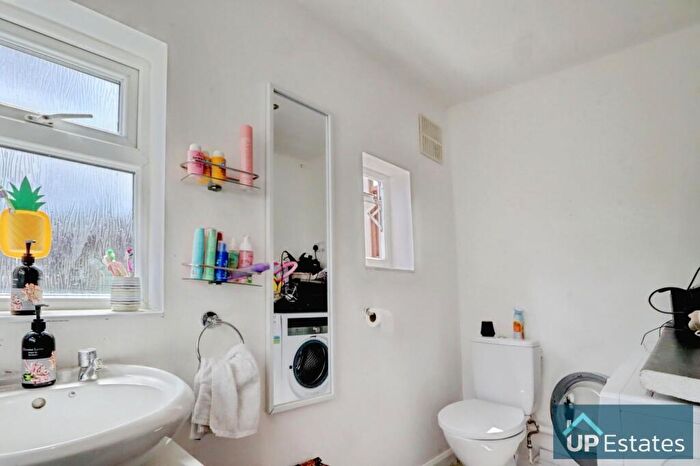 3 Bedroom Semi-Detached House For Sale In St James Lane, Coventry, CV3