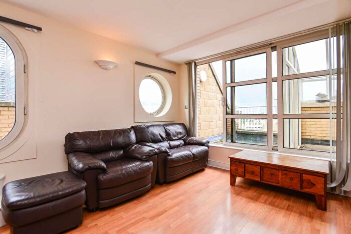 3 Bedroom Flat To Rent In Cascades Tower, Canary Wharf, London, E14