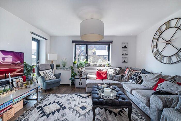 2 Bedroom Flat To Rent In Beauchamp Road London, SW11