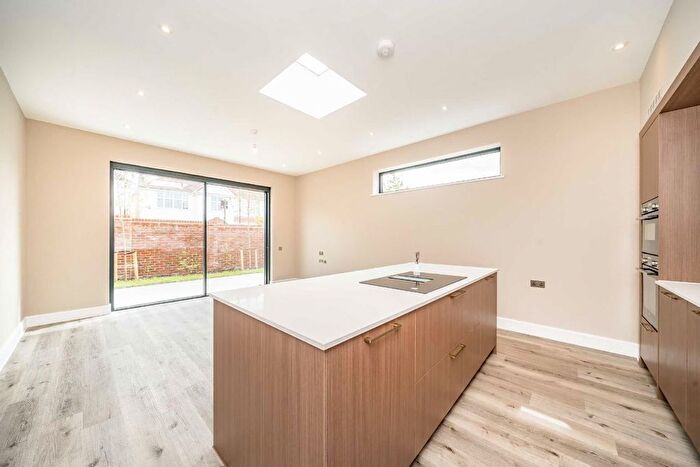 3 Bedroom Bungalow To Rent In Hoadly Road, Streatham, SW16