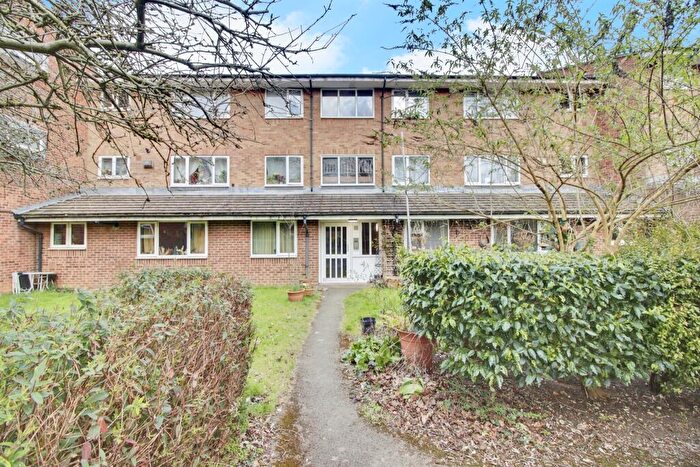 1 Bedroom Flat For Sale In Russett Wood, Welwyn Garden City, AL7