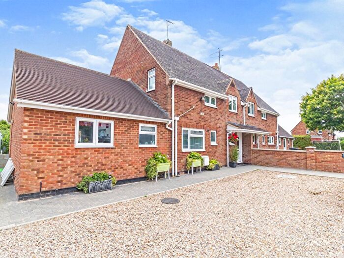 3 Bedroom Semi-Detached House For Sale In Peddars Lane, Leighton Buzzard, LU7