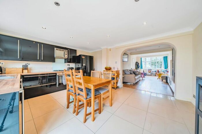 3 Bedroom Semi-Detached House To Rent In Jevington Way London, SE12