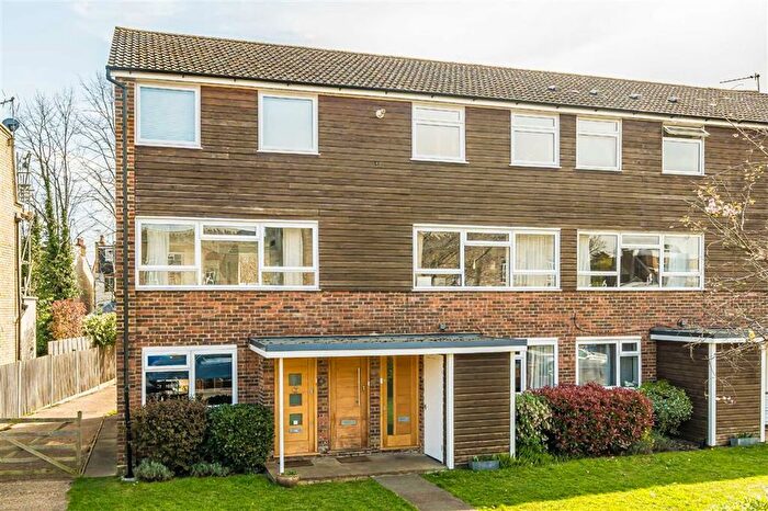 2 Bedroom Flat To Rent In St. Marks Road, Teddington, TW11