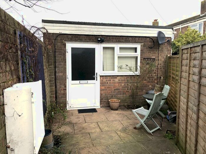 Ground Flat To Rent In West Way, Littlehampton, BN17