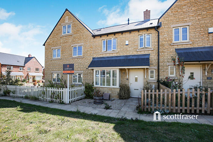 3 Bedroom Semi-Detached House To Rent In Pittick Close, OX29