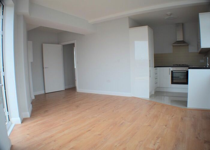 2 Bedroom Flat To Rent In Penwith Road, Earlsfield, London, SW18