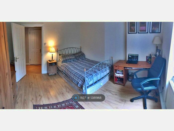 3 Bedroom Flat To Rent In Charles Rowan House, London, WC1X