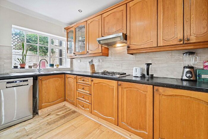 3 Bedroom Flat To Rent In Gloucester Street, London, SW1V